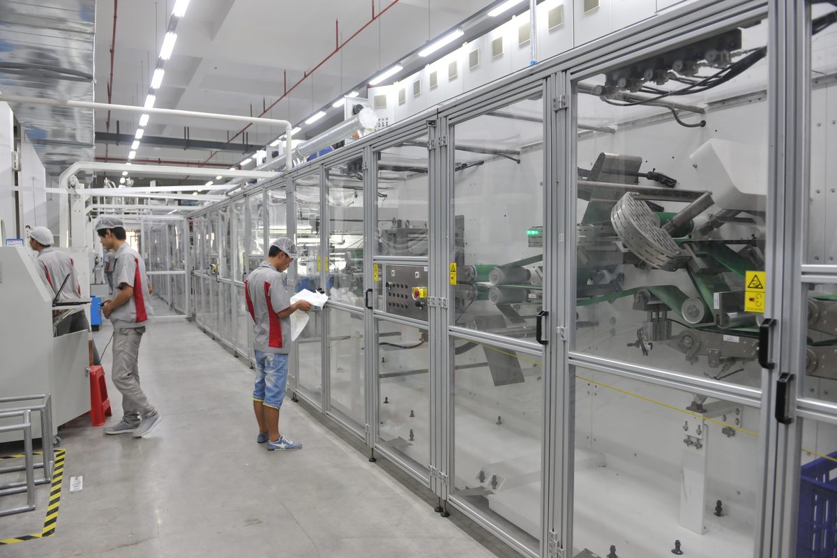 Glass-enclosed feminine hygiene production line — contamination-prevention cleanroom